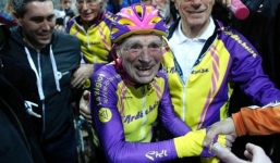 Pháp: Cụ ông 105 tuổi lập kỷ lục mới đạp xe 22 km trong 1 tiếng